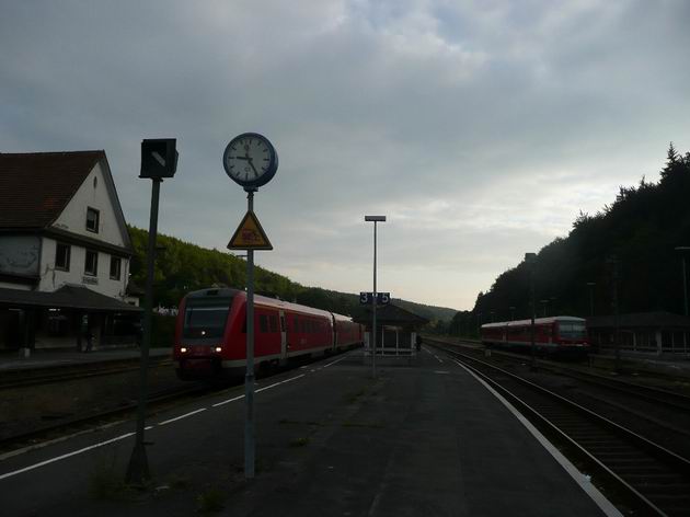 Pravidelná přípojná vazba mezi Regioswingerem řady 612 DB a motorovou jednotkou řady 628.4 ve stanici Brilon Wald. 8.8.2012. © Tomáš Kraus