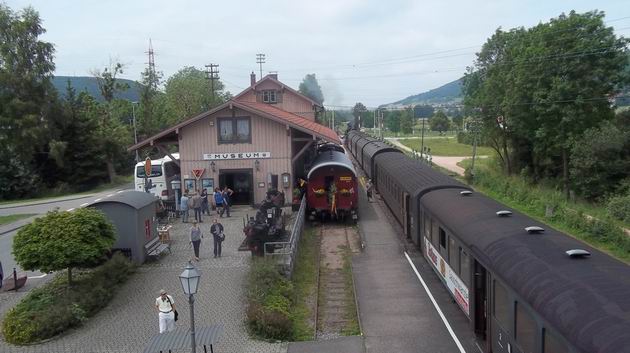 Wutachtalbahn: pohled ze stavědla na muzejní vlak a výpravní budovu stanice Blumberg-Zollhaus. 4.7.2012 © Jan Přikryl