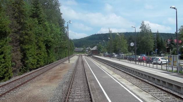 Wutachtalbahn: modernizované nástupiště pro vlaky "Ringzugu" do Tuttlingenu na severním zhlaví stanice Blumberg-Zollhaus. 4.7.2012 © Jan Přikryl
