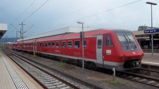 Basel: dvojice motorových vozů řady 611 DB stojí na bádenském nádraží po příjezdu z Ulmu. 4.7.2012 © Jan Přikryl