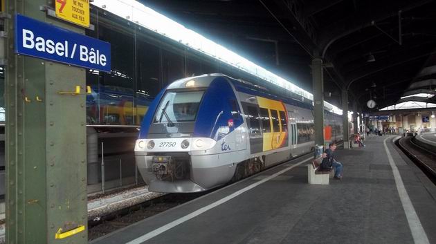 Basel: elektrická jednotka AGC řady 27 750 SNCF před odjezdem z francouzské části centrálního nádraží do Mulhouse. 4.7.2012 © Jan Přikryl