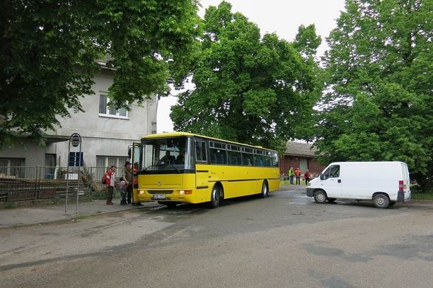 18.5.2013 Zdounky, 851 028-1+050+050 přestup cestujících na autobus © Stanislav Plachý