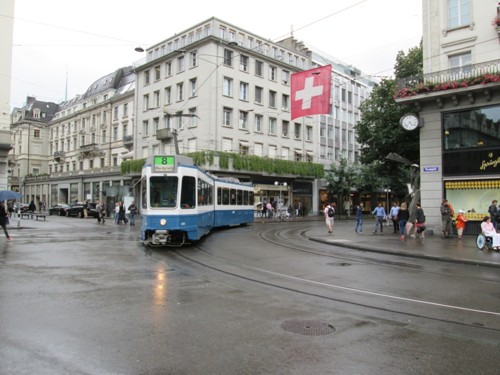 Zürich: Paradeplatz, krátka staršia električka L8 smeruje na Hardplatz, 24.8.2013