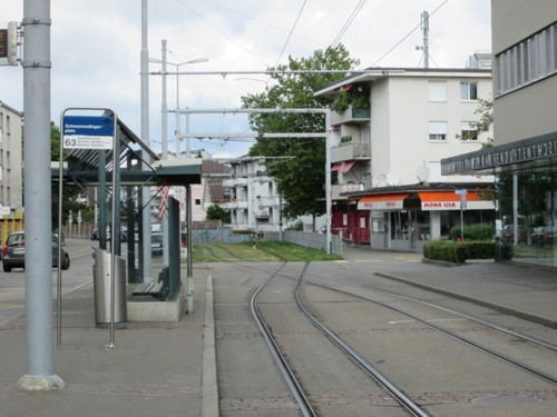 Zürich: Schwamendingerplatz- križovatka pred vstupom L7+ 9 do podzemia, 25.8.2013