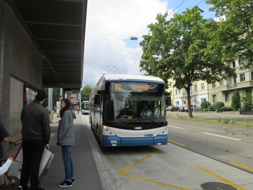 Zürich: Milchbuck- pohodlný prestup z koľajovej dopravy na nekoľajovú L72, 25.8.2013
