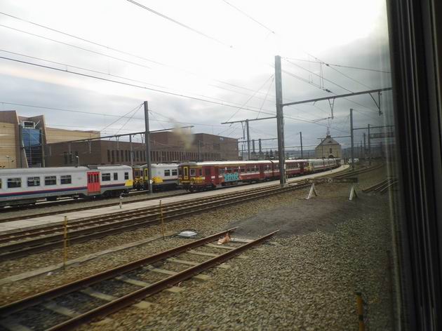 Obstarožní elektrické jednotky řad 62, 66, 70 a 73 SNCB/NMBS Mobility na odstavných kolejích stanice Liège-Guillemins. 14.4.2013 © Jan Přikryl