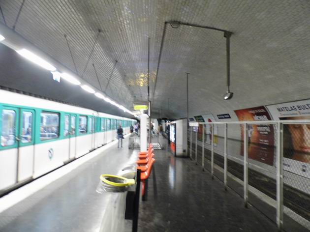 Paříž: souprava metra typu MF67 stojí ve stanici Michel-Ange – Auteuil, kolej vpravo se od roku 1923 nepoužívá. 14.4.2013 © Jan Přikryl