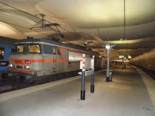 Paříž: lokomotiva řady 107 267 SNCF v čele vlaku Trenhotel Elipsos v nové části nádraží Gare d´Austerlitz	14.4.2013 © Jan Přikryl
