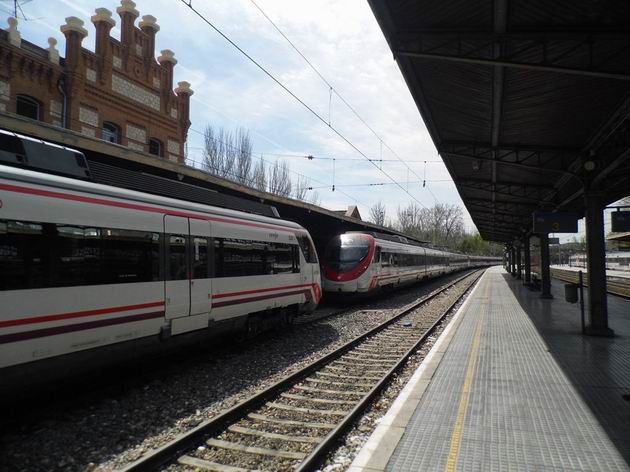 Jednotky Civia řady 465 systému madridských cercanías stojí odstavené na nádraží Aranjuez. 15.4.2013 © Jan Přikryl