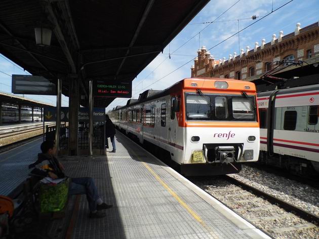 Macosa řady 592 RENFE stojí u nástupiště stanice Aranjuez před odjezdem do Valencie. 15.4.2013 © Jan Přikryl