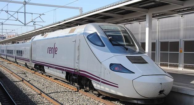 Valencie: kachnička řady 130 RENFE stojí s vlakem Euromed Barcelona- Alicante/Alacant v širokorozchodné části nádraží Joaquin Sorolla. 16.4.2013 © Lukáš Uhlíř