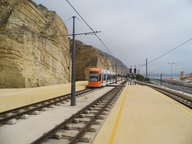 Alicante/Alacant: městská tramvaj Flexity Outlook přijíždí z Venta Lanuza do uzlové zastávky Sangueta. 16.4.2013 © Jan Přikryl