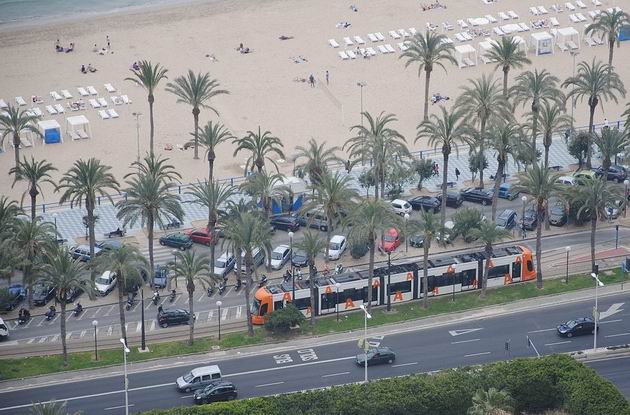 Alicante/Alacant: tramvaj typu Flexity Outlook jede na lince 4L po břehu Středozemního moře z konečné Puerta del Mar/Porta del Mar. 16.4.2013 © Lukáš Uhlíř