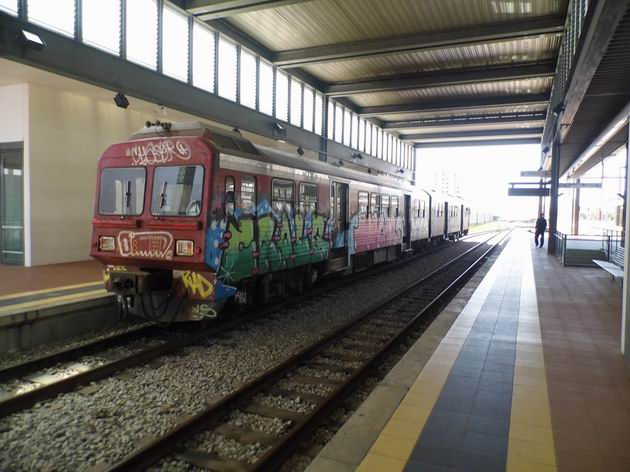 Aveiro: úzkokolejná motorová jednotka řady 9630 od Sorefame z roku 1991 čeká na odjezd osobního vlaku do Sernady do Vouga. 19.4.2013 © Jan Přikryl