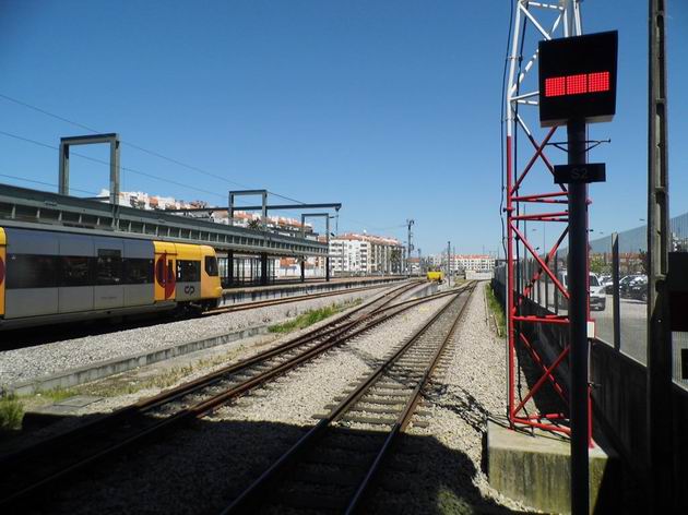 Aveiro: úzkokolejné kolejiště ve stanici s odjezdovým návěstidlem, ukazujícím signál "stůj". 19.4.2013 © Jan Přikryl