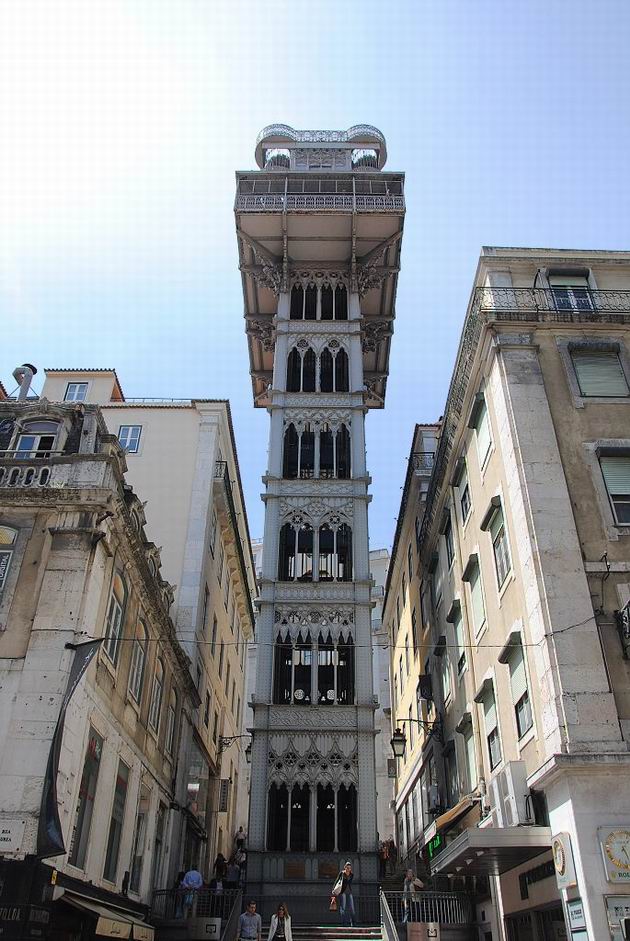 Lisabon: výtah Elevador Santa Justa z roku 1902 z ulice Rua Áurea u dolní stanice. 20.4.2013 © Lukáš Uhlíř