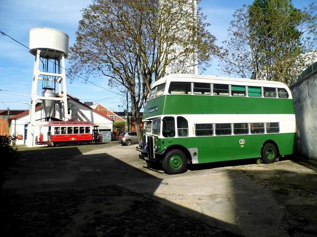 Lisabon: patrový autobus AEC číslo 301 z roku 1957 na pozadí muzejní tramvaje a vodárny ve vozovně Santo Amaro. 20.4.2013 © Jan Přikryl