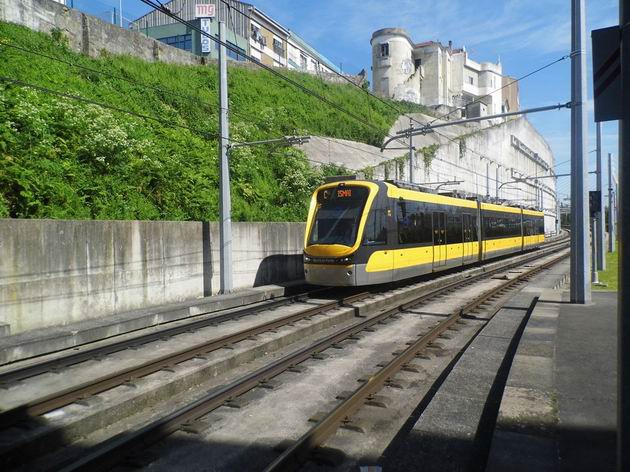 Porto: jednotka metra typu Flexity Outlook od Bombardieru přijíždí z odstavné koleje do výchozí stanice Campanhã. 21.4.2013 © Jan Přikryl