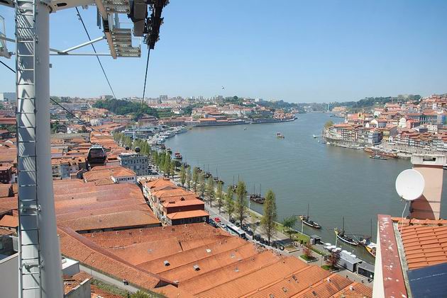 Porto: celkový pohled na trasu lanovky Teleférico do Gaia ve Vile Nově do Gaia od horní stanice. 21.4.2013 © Lukáš Uhlíř