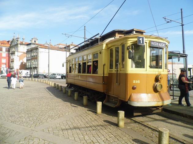 Porto: historická tramvaj z 20. let číslo 216 stojí ve výstupní zastávce koncové výhybny linky 1 Infante v centru města. 21.4.2013 © Jan Přikryl