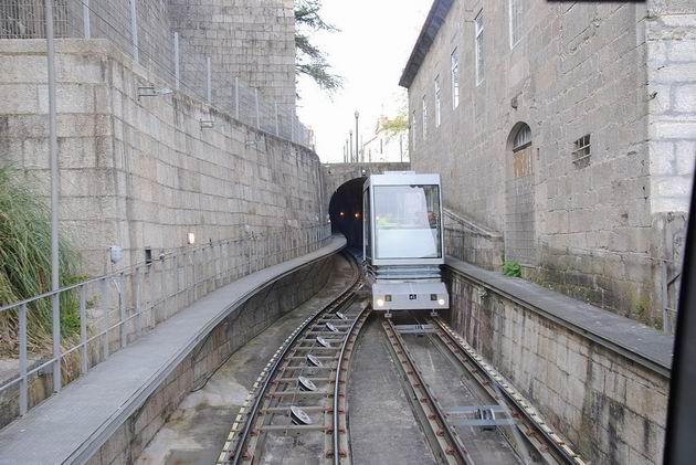 Porto: vůz lanovky Funicular dos Guindais vjíždí z tunelu v horní polovině trati do výhybny. 21.4.2013 © Lukáš Uhlíř