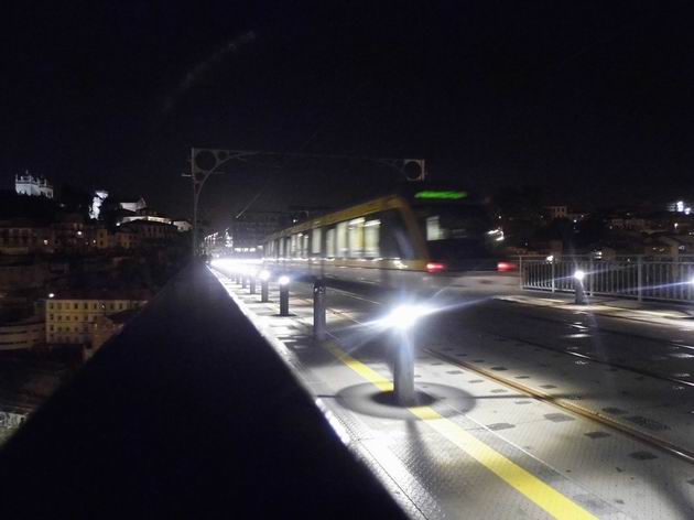 Porto: jednotka metra typu Eurotram projíždí na lince D po mostě Ponte Dom Luis směrem k přestupnímu terminálu Trindade. 21.4.2013 © Jan Přikryl