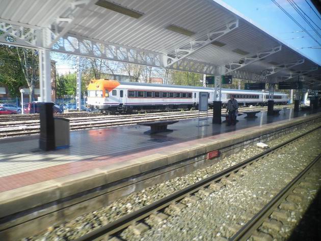 Třídílná elektrická jednotka řady 432 RENFE z roku 1971 stojí ve stanici Vitoria-Gasteiz ještě 3 roky po ukončení turnusového nasazení. 23.4.2013 © Jan Přikryl
