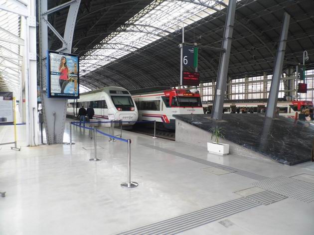 Bilbao: hala hlavního širokozchodného nádraží Abando, kolej 6 s čekající jednotkou Alvia řady 120 RENFE je jedna ze dvou pro dálkovou dopravu. 23.4.2013 © Jan Přikryl