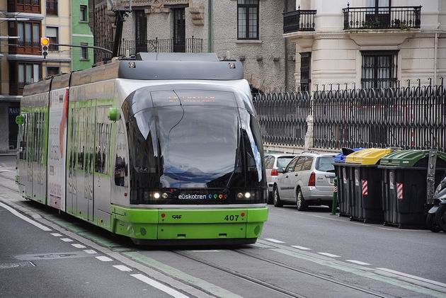 Bilbao: tramvaj typu Urbos od CAF projíždí po Kalea Atxuri v mezistaničním úseku Atxuri-Ribera. 23.4.2013 © Lukáš Uhlíř