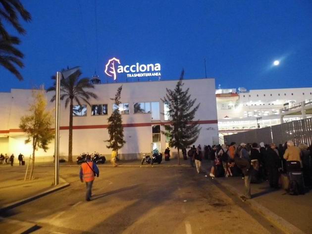 Barcelona: večerní nálada u lodního terminálu Acciona s davem lidí, čekajících na vpuštění do přístavního areálu. 24.4.2013 © Jan Přikryl