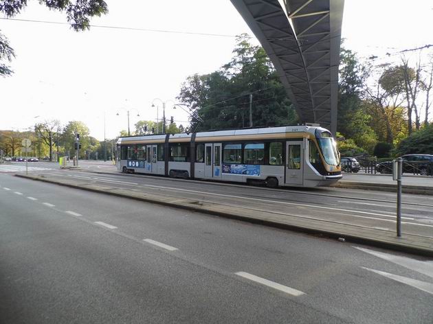 Brusel: nízkopodlažní tramvaj série 2000 z roku 1993 projíždí na lince 94 od tramvajového muzea po třídě Avenue de Tervueren/Tervurenlaan. 7.10.2013 © Jan Přikryl
