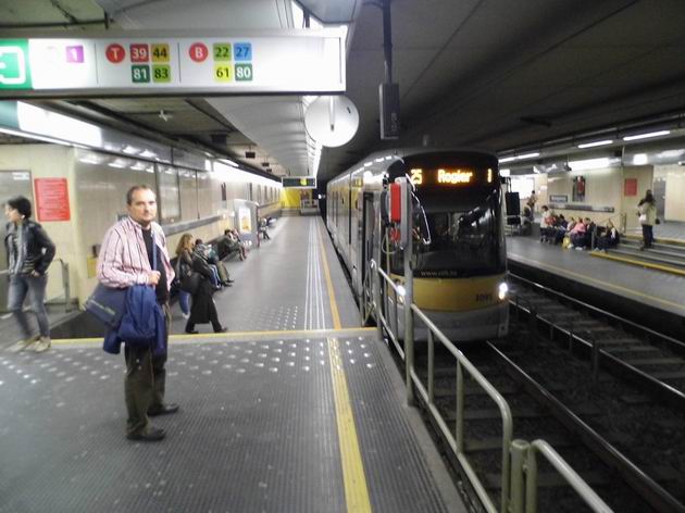 Brusel: kratší verze nízkopodlažní tramvaje Flexity Outlook číslo 3095 stojí na lince 25 v podzemní stanici Montgomery, viditelně stavěné pro metro. 8.10.2013 © Jan Přikryl