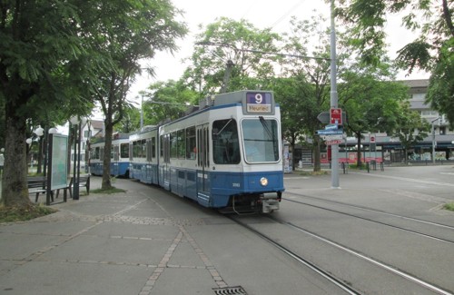 Zürich: Schwamendingerplatz- električka linky č. 9 "Tram 2000"- Be 4/6