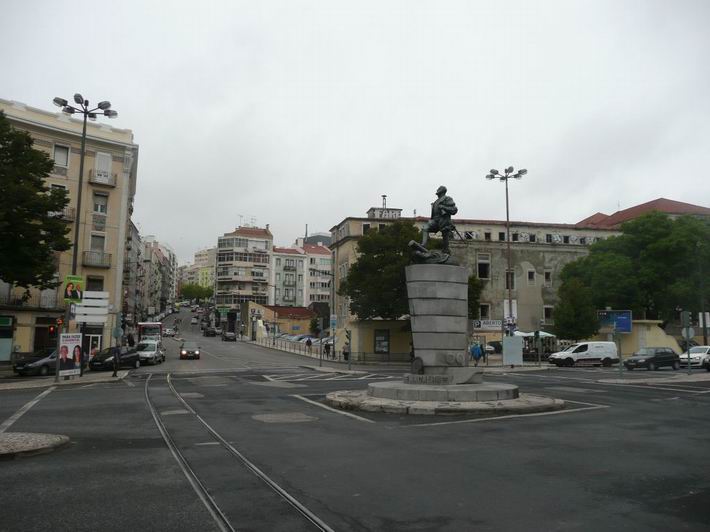 Lisabon: socha Magalhãese a zbytky tramvajové tratě u metra Arroios © Tomáš Kraus, 1.10.2013