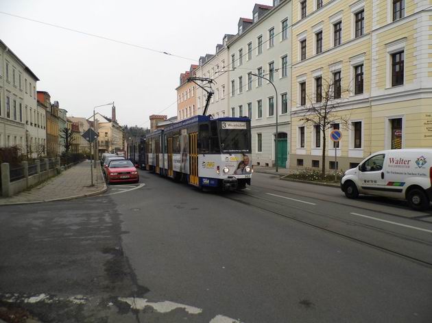 Görlitz: dvojice článkových tramvají KT4 se blíží do zastávky Jägerkaserne směrem k nádraží. 5.12.2013 © Jan Přikryl