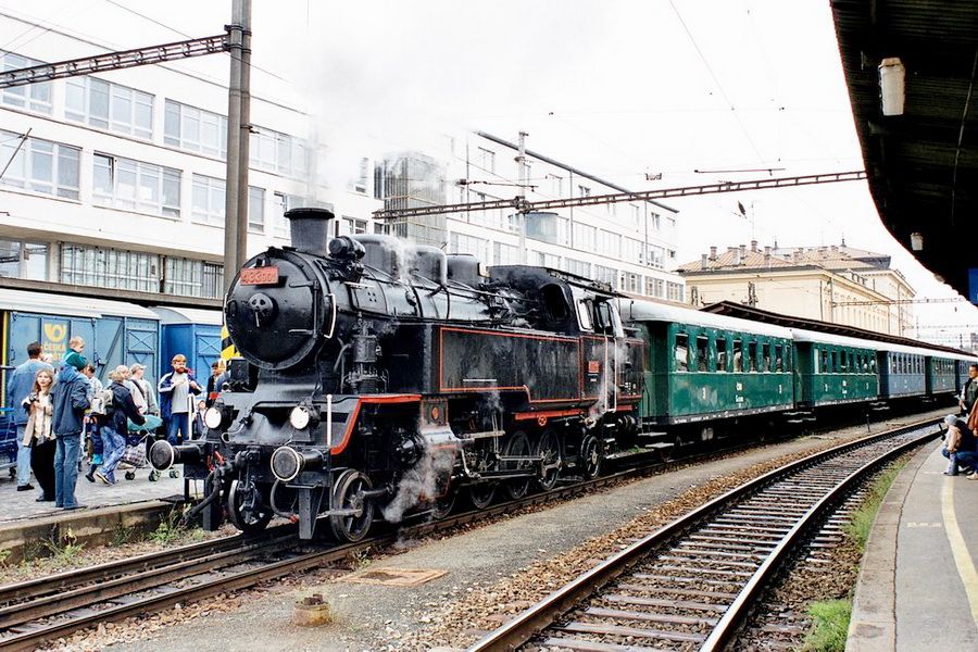 Historickými vlaky na Slavnosti Pernštejnského panství